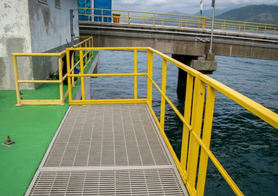 Passarela com grades de piso