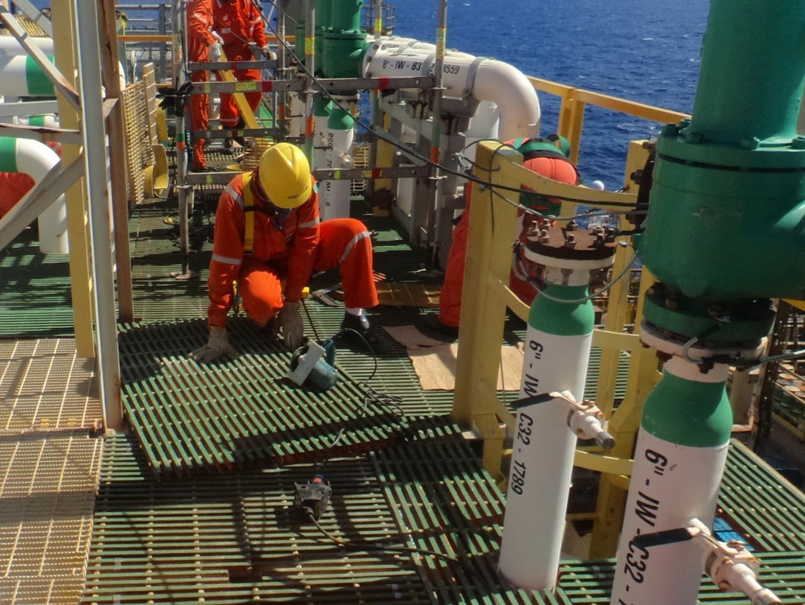 Grades em plataforma industrial