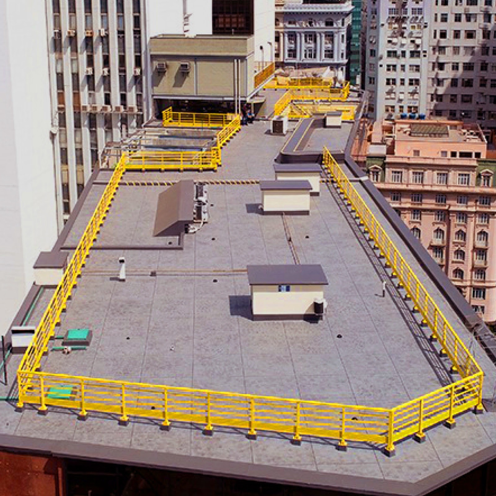 Guarda-corpos em telhado industrial