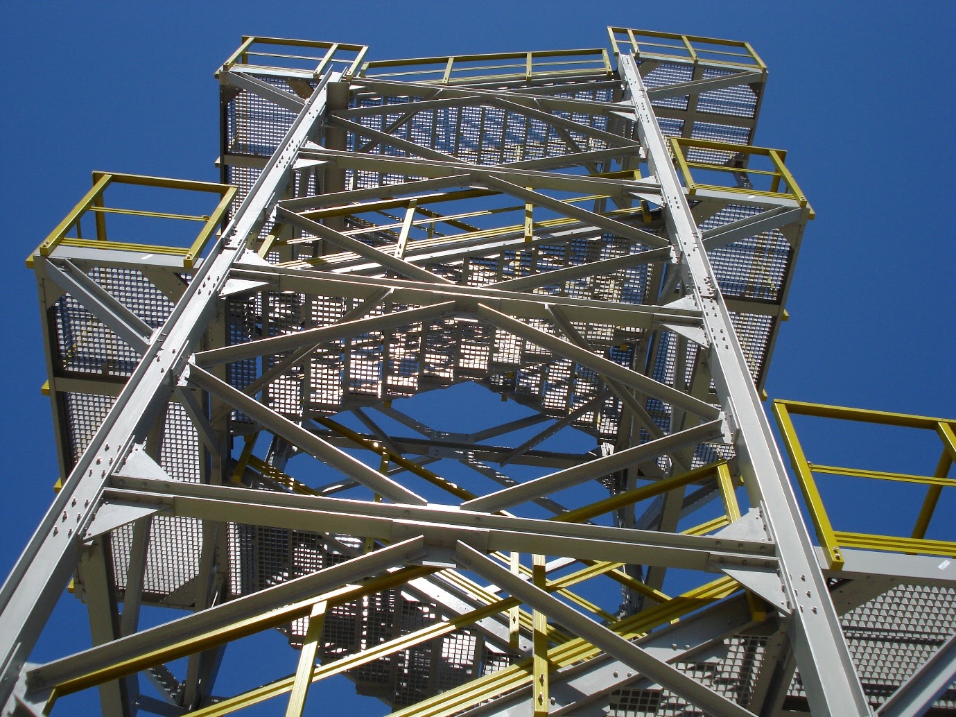 Estrutura torre com perfis pultrudados